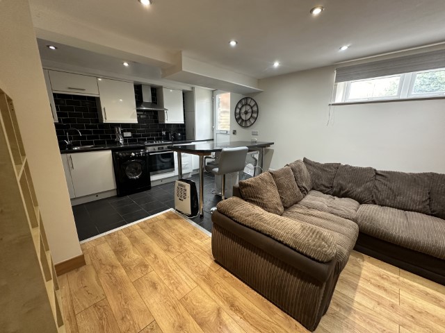 Flat to let in Buxton